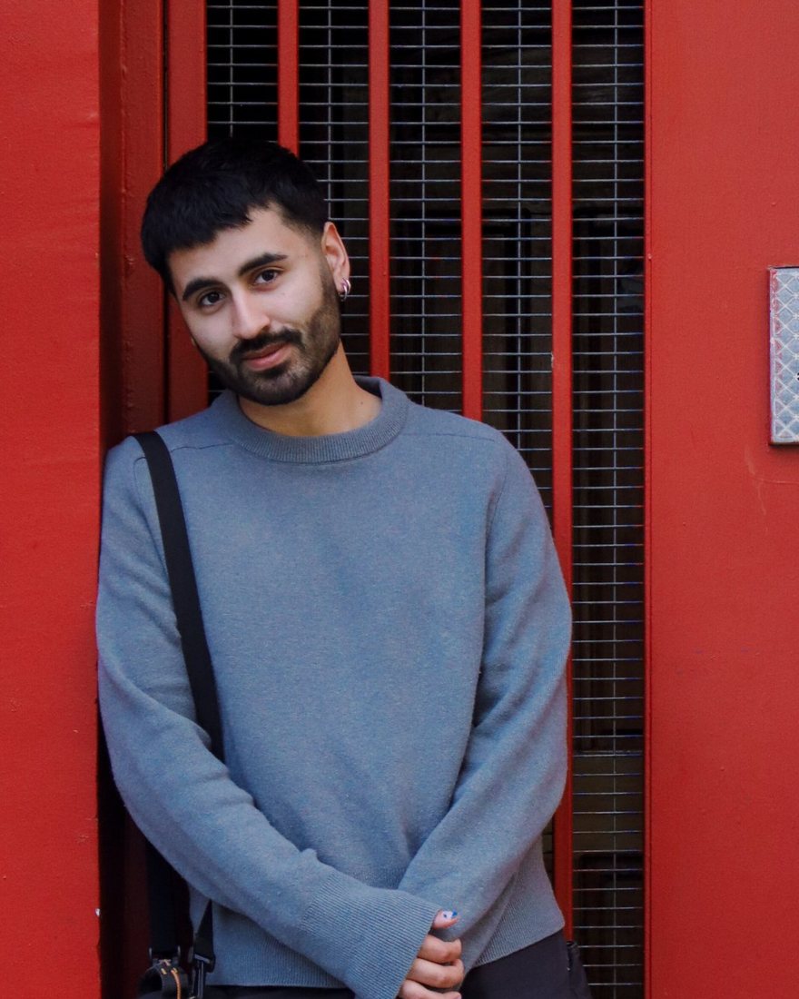 Felipe Jaramillo frente a una puerta roja