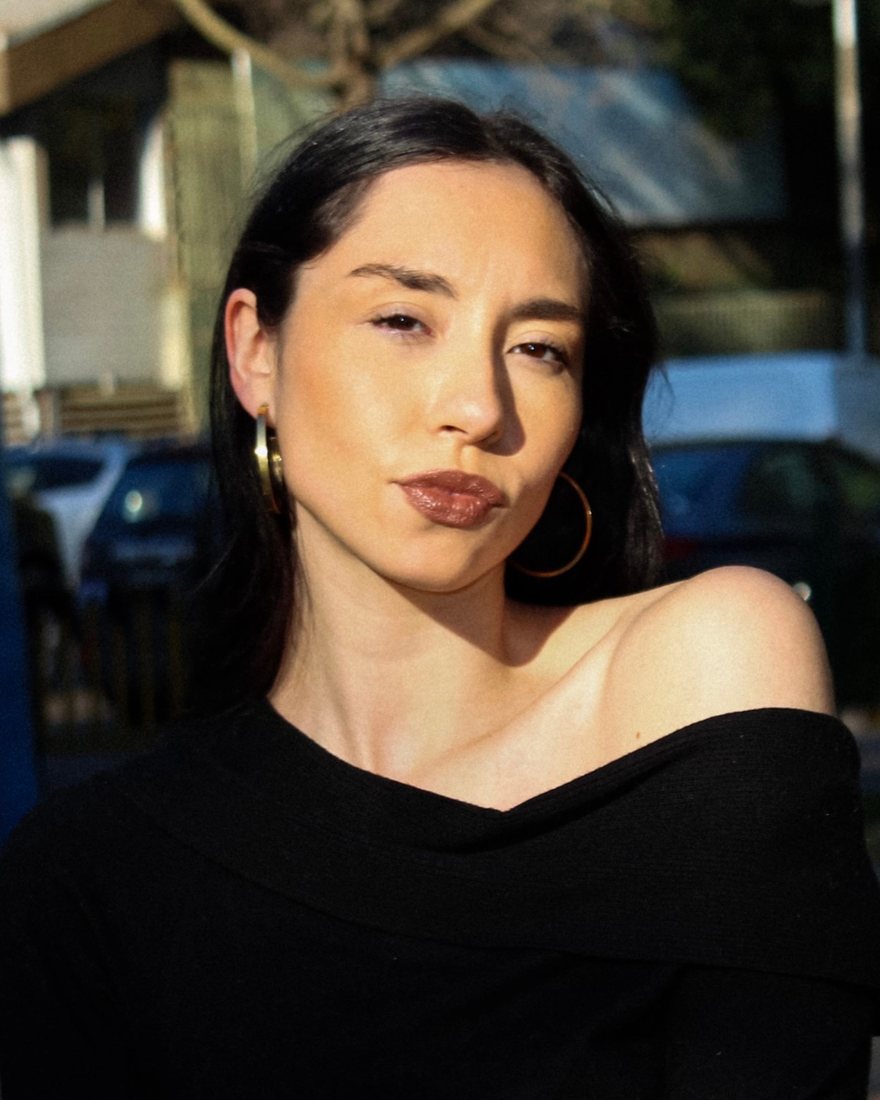 Fernanda Díaz al sol en la calle